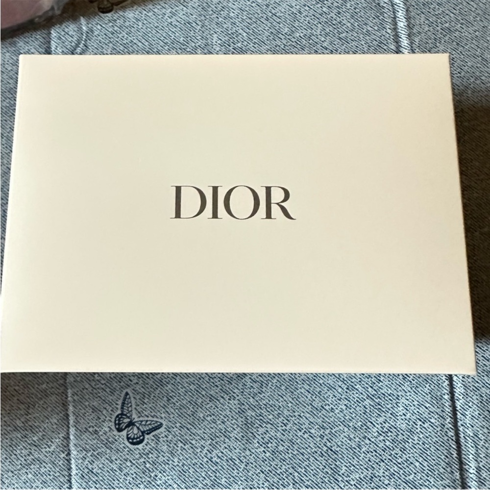 LIMITED EDITION Miss Dior Pink Vanity Case & Miss Dior Phone Grip Set - Picture 12 of 16